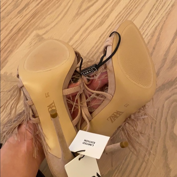 Zara taupe suede feathered sandal - Picture 3 of 4